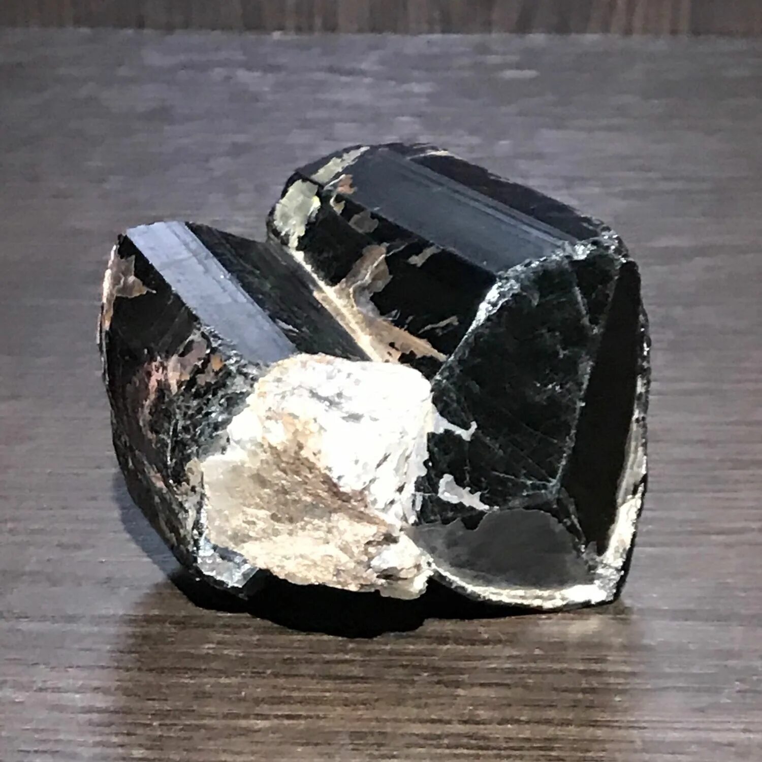 Турмалин шерл камень. "Шерл" - черный турмалин. Турмалин минерал необработанный шерл. Камень шерл черный турмалин необработанный.