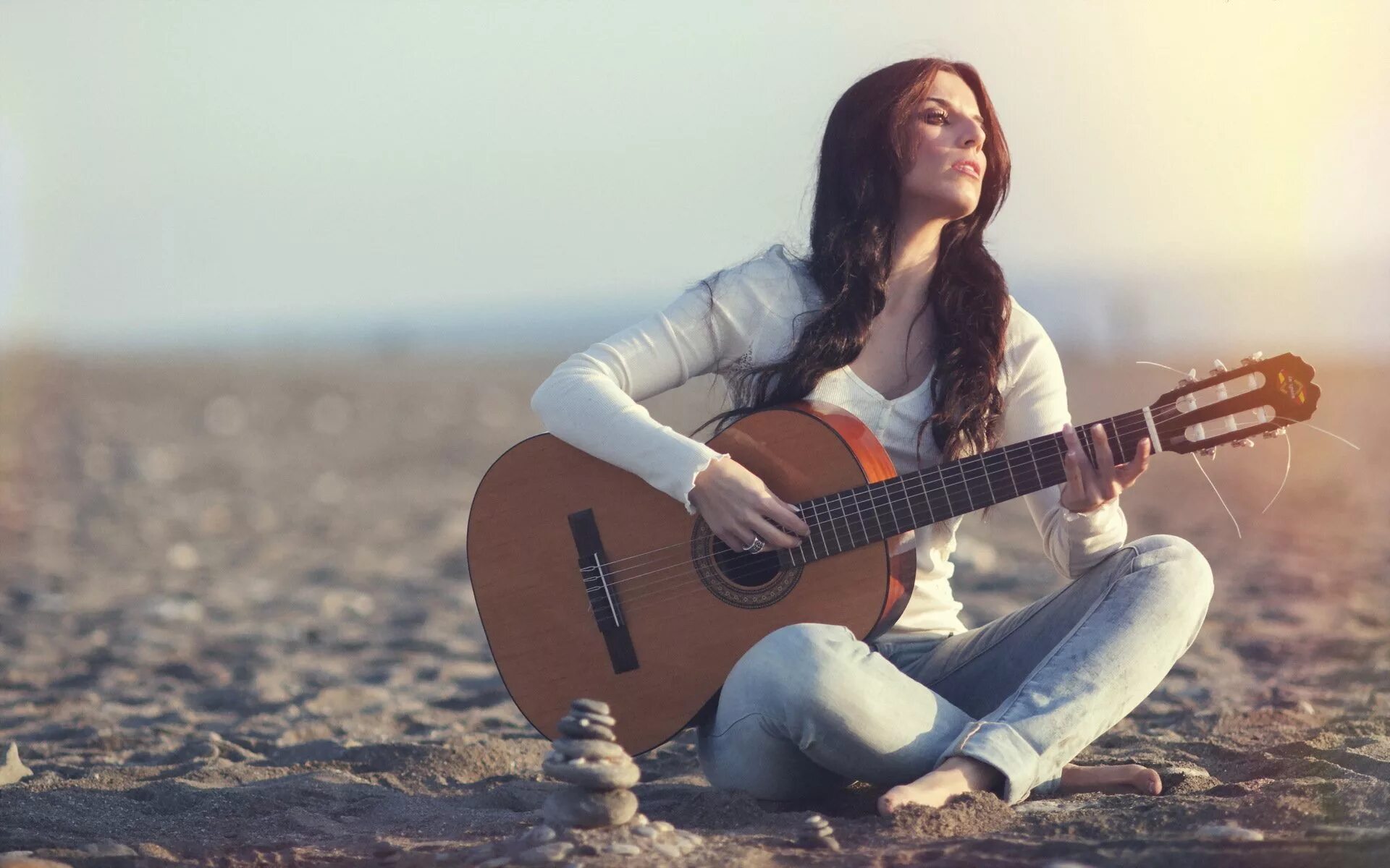 Музыка спокойная для фона без слов красивая. Девушка сидит с гитарой. Девушка с электрогитарой. Девушка с гитарой обои. Красивые гитары.
