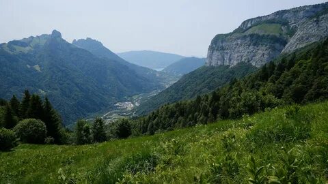 Долина в горах окруженная склонами
