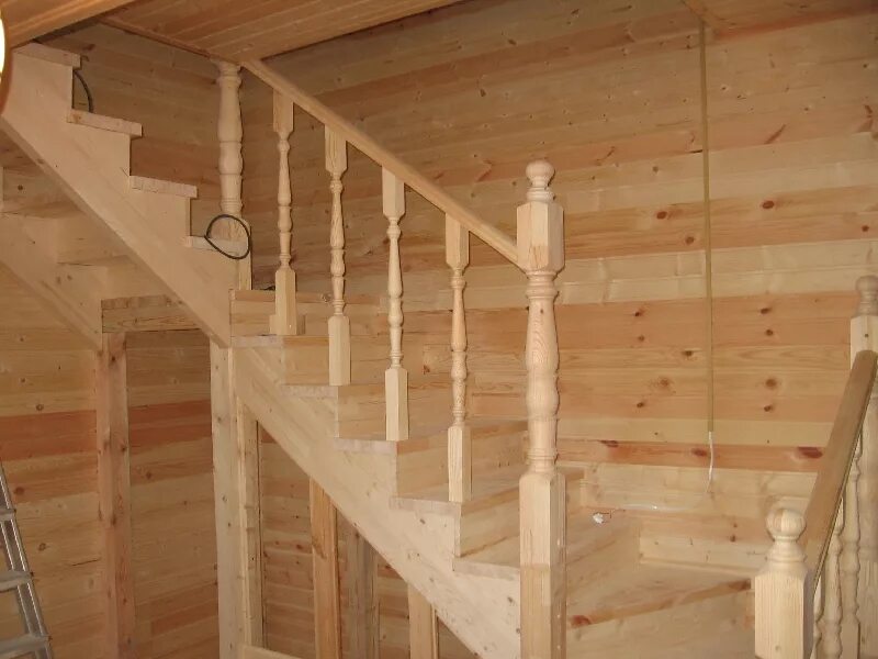 Как попасть на второй этаж. Лестница деревянная. Лестница деревянная на второй этаж. Лестница из бруса на второй этаж. Лестница в доме из бруса на второй этаж.