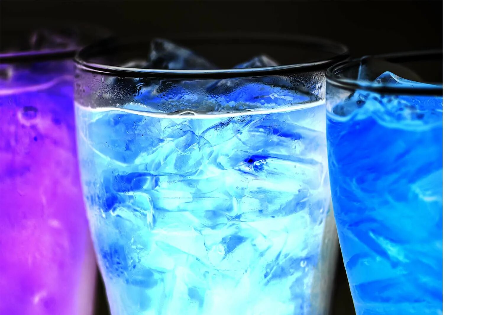 Неоновая жидкость. Голубая Лагуна коктейль алкогольный. Разноцветный лед. Разноцветный лед для коктейлей. Стакан с разноцветной водой.
