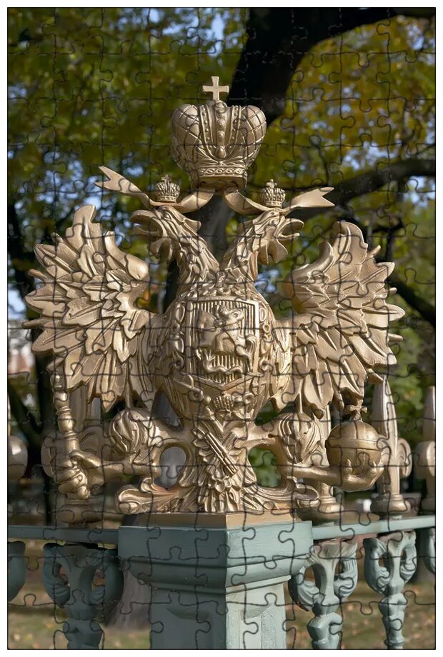 Купить орла спб. Двуглавый Орел Петергоф. Трехглавый Орел в Петергофе. Двуглавый Орел статуя. Скульптура двуглавого орла Орловский парк.