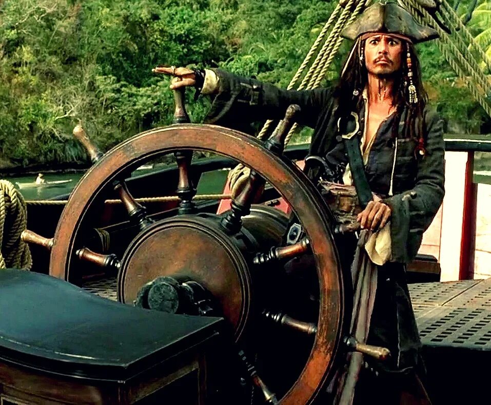 Грей стоял у штурвала. Джек Воробей и черная Жемчужина. Пираты Карибского моря Джек Воробей за штурвалом. Капитан Джек Воробей на корабле. Капитан Джек Воробей на корабле чёрная Жемчужина.