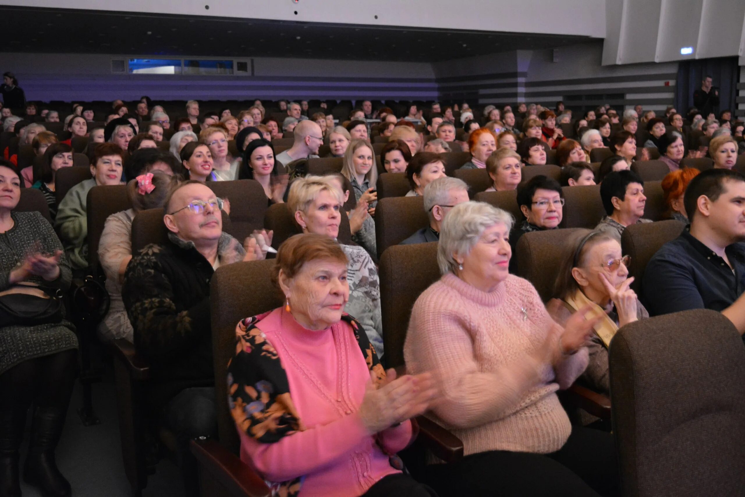 Концертный зал октябрь Подольск. ДК октябрь Подольск фото зала. Как выглядит концертный зал в ДК октябрь Подольск. Дк октябрь зал