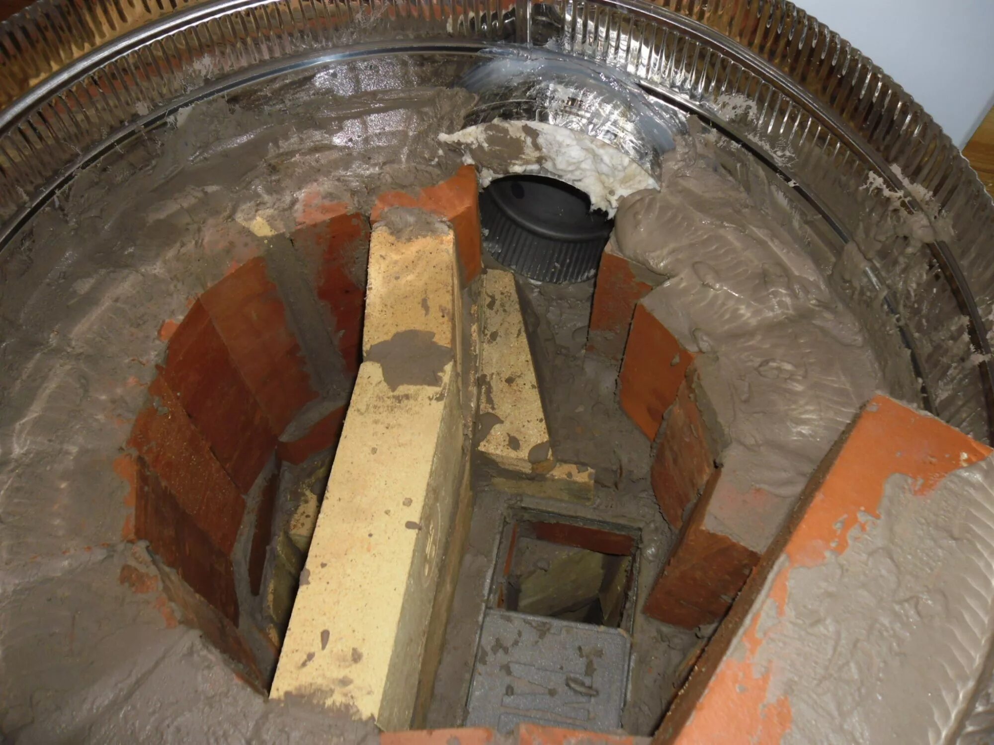 сделать круглую печь. петропечь круглые печи. круглая печка в железном кожухе. сделать круглую печь. круглая печь в металлическом каркасе.