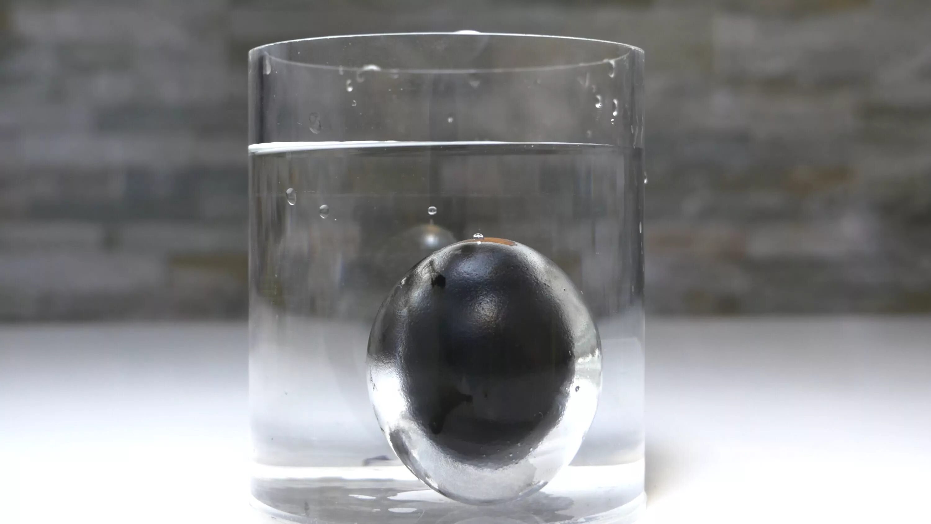 Темнее опыт. Эксперимент с серебряным яйцом. Металлический шар в воде. Шарик в стакане с водой. Серебряное яйцо опыт.