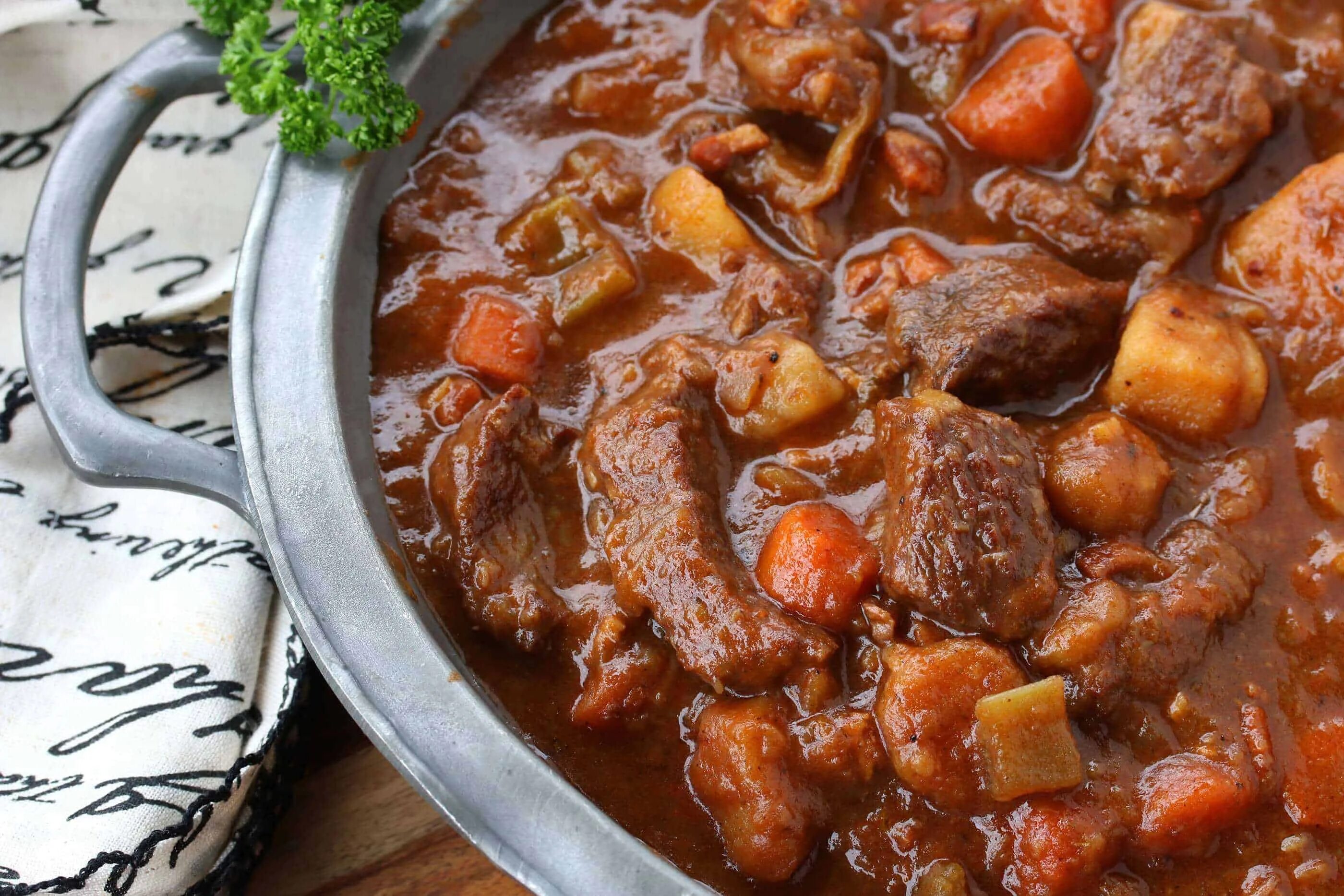 Блюдо Irish Beef Stew. Венский гуляш. Гуляш в казане. Ирландский гуляш. Что можно приготовить из конины