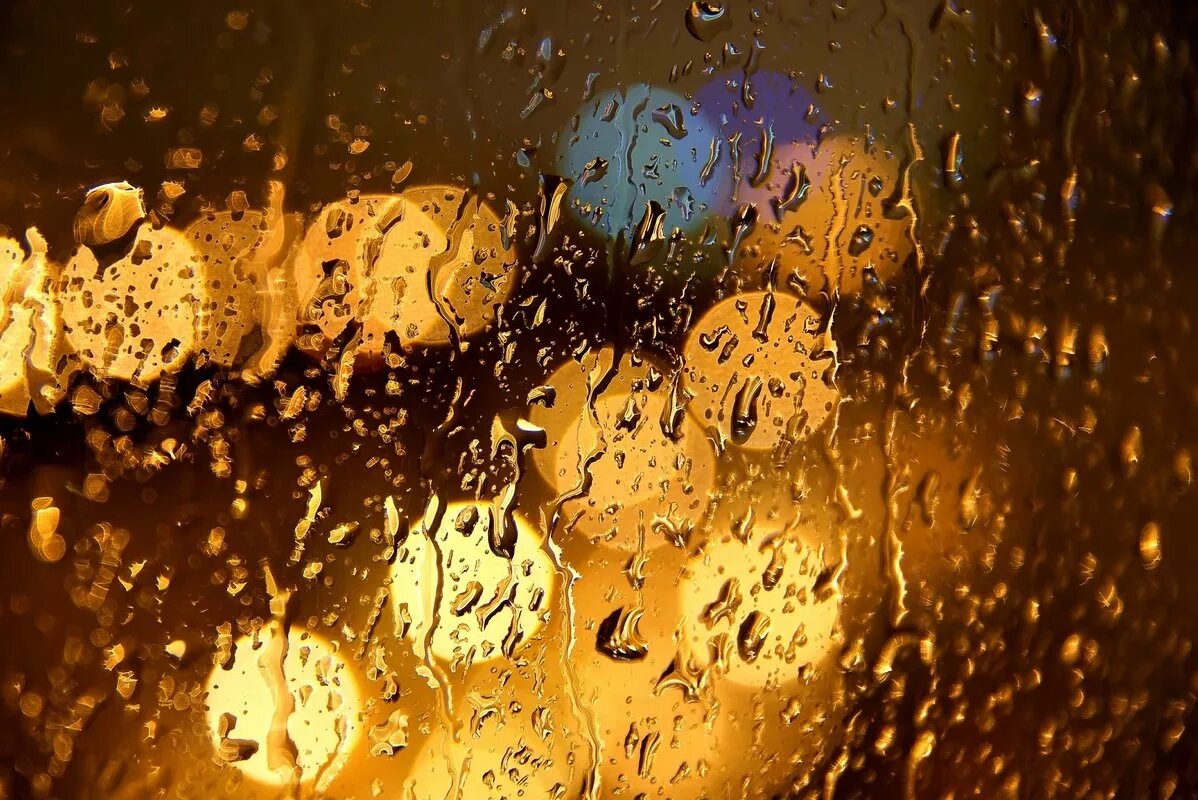 Кипящий дождь. Капли на стекле. Дождь на стекле. Капли дождя. Красивые капли на стекле.