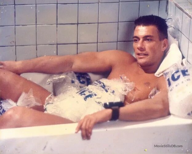 По утрам принимал ванну со льдом писатель. Ван Дамм универсальный солдат ванна. Универсальный солдат ванна со льдом.