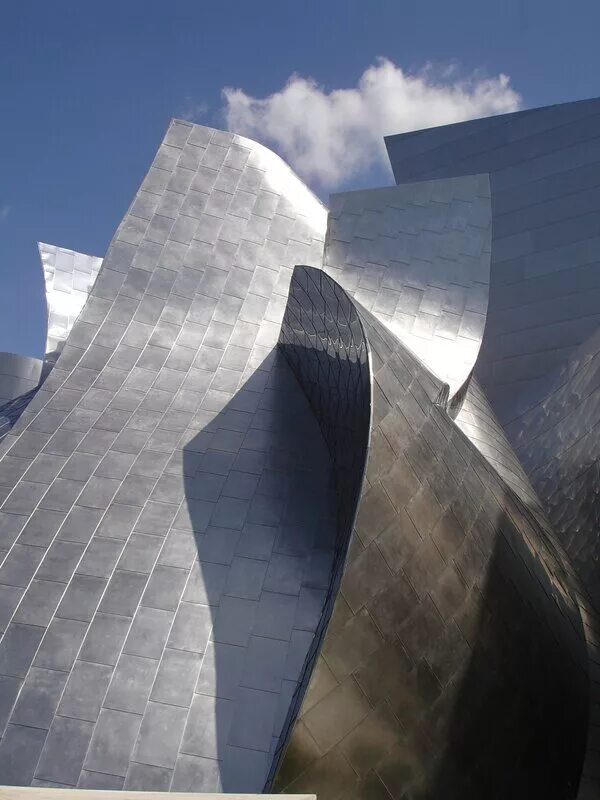Концертный зал дисней. Фрэнк Гери концертный зал. Фрэнк Гери концертный зал Диснея в Лос Анджелесе. Лос Анджелес концертный зал Уолта Диснея. Концертный зал Уолта Диснея в Лос-Анджелесе архитектура.