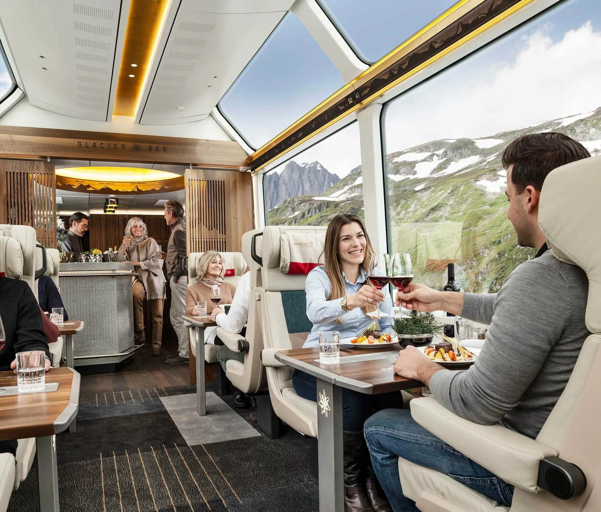 Путешествия открывают новые. Гласье экспресс Швейцария. Панорамный поезд в Швейцарии Glacier Express. Бернина экспресс панорамный вагон. Ледниковый экспресс Швейцария.