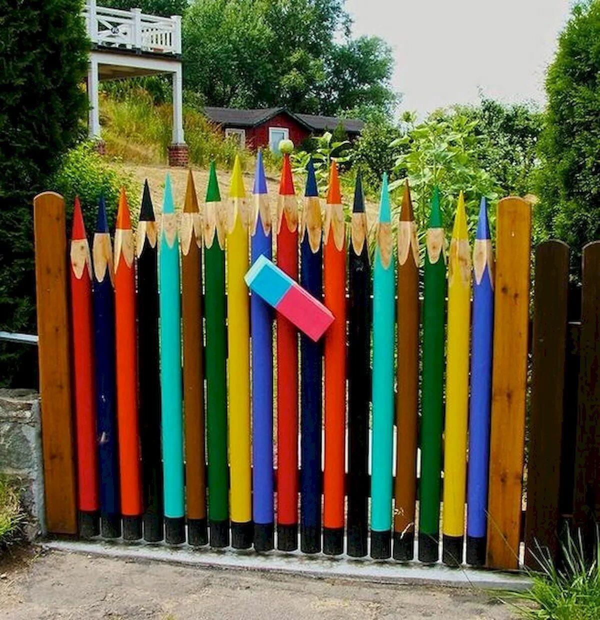 Оригинальный забор. Разноцветный забор. Креативный деревянный забор. Необычные заборы для дачи.
