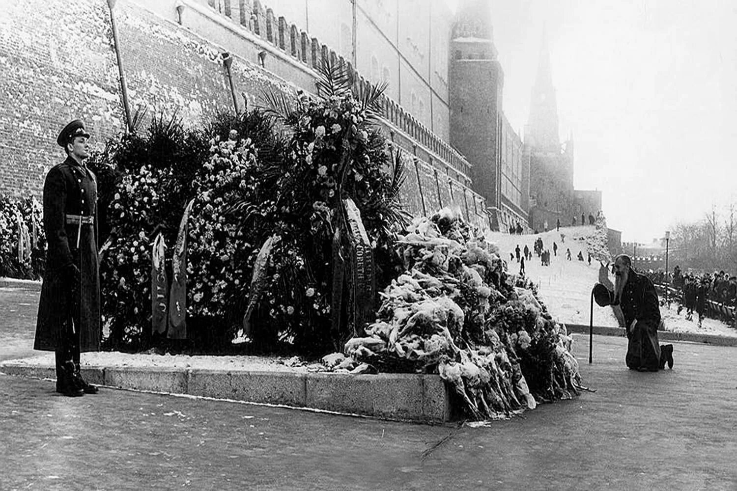 Захоронение праха неизвестного солдата 1966. Захоронение неизвестного солдата у кремлёвской стены в 1966 году. 1966 Год захоронение неизвестного солдата. Захоронение останков неизвестного солдата в Москве 1966. Места исторической памяти