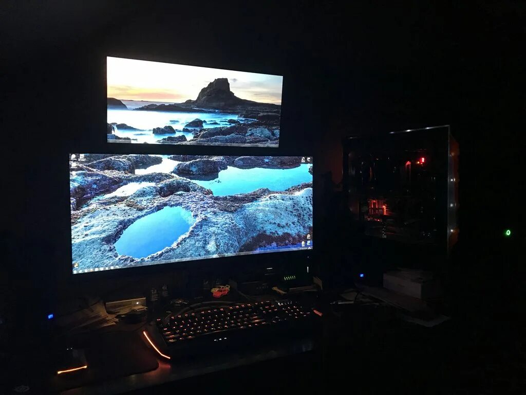 1 изображение на 2 монитора. Ultrawide монитор setups. компьютер на столе 2 монитора 27 дюймов. два монитора 21:9. два монитора в одном корпусе.