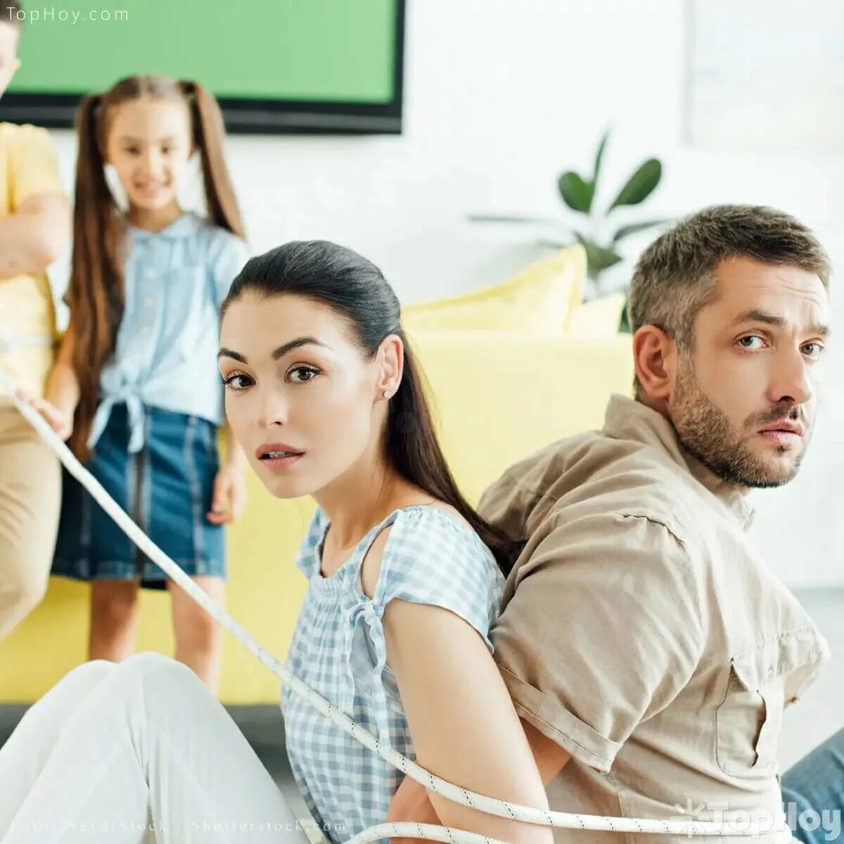 Как быть связан с семьей. Связанные родители. дети связали родителей. ребенок связывает семью. картинки на тему upbringing.