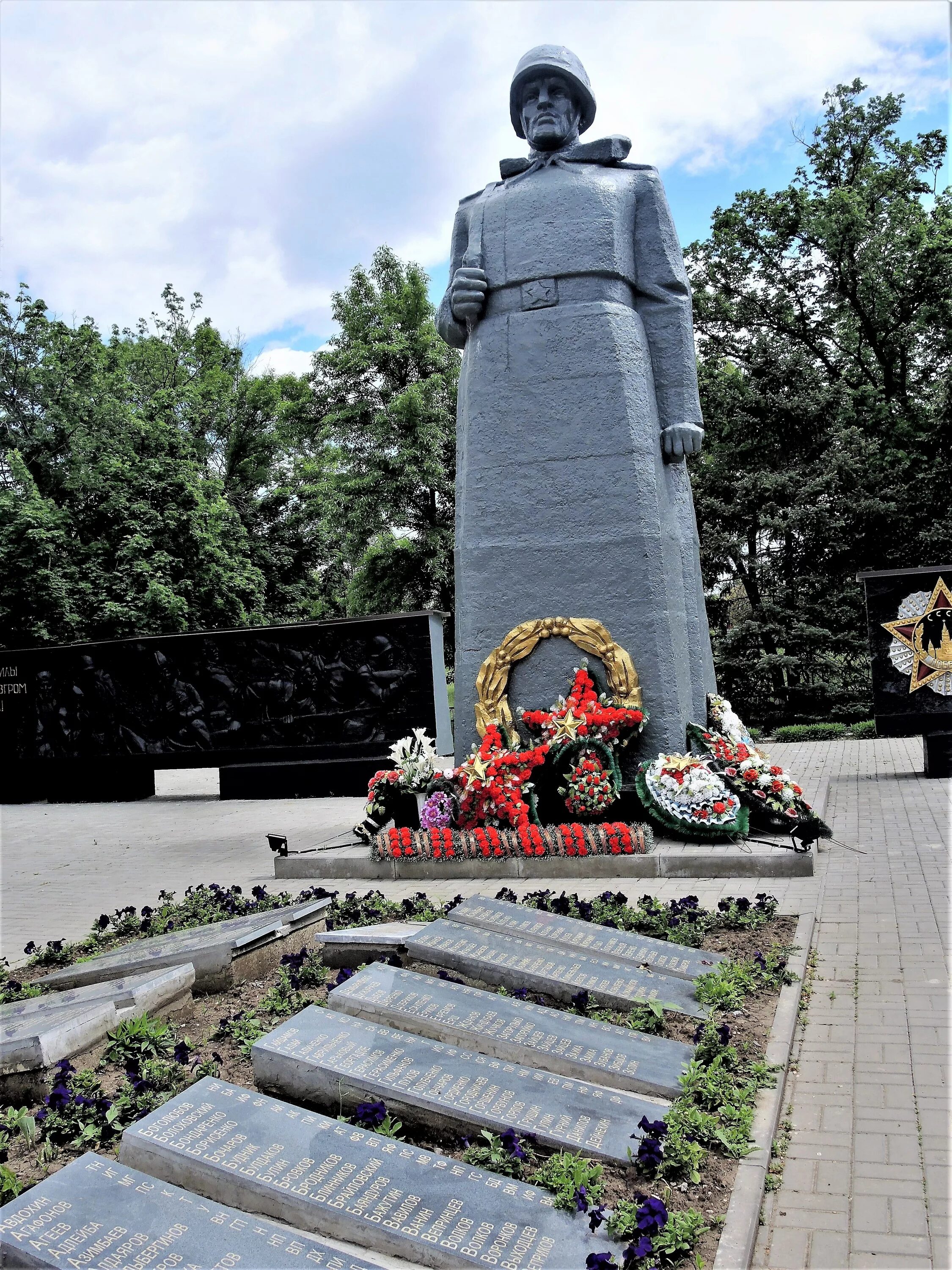 Матвеев курган на завтра. Матвеев-Курган Ростовской области монумент. Памятники в Матвеев Кургане Ростовской области. Матвеев Курган мемориал. Поселок Матвеев Курган Ростовской области.