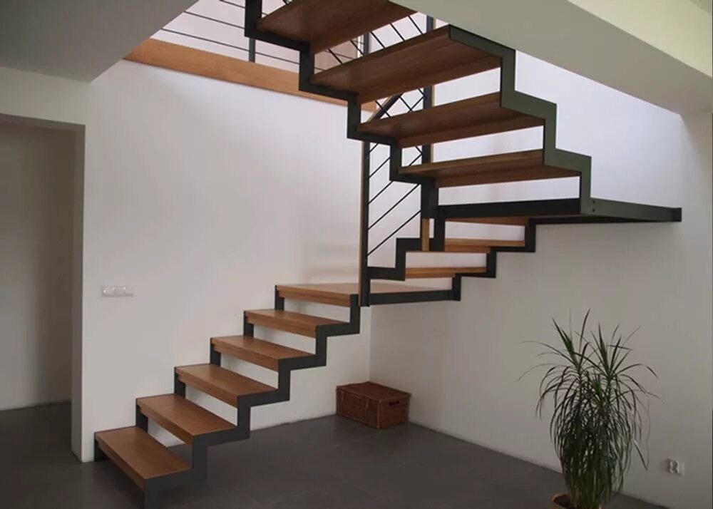 Лестница 2 косоура металл. Лестница на 2 этаж на косоурах. Лестница на монокосоуре 180 градусов. Лестница ломаная на монокосоуре.