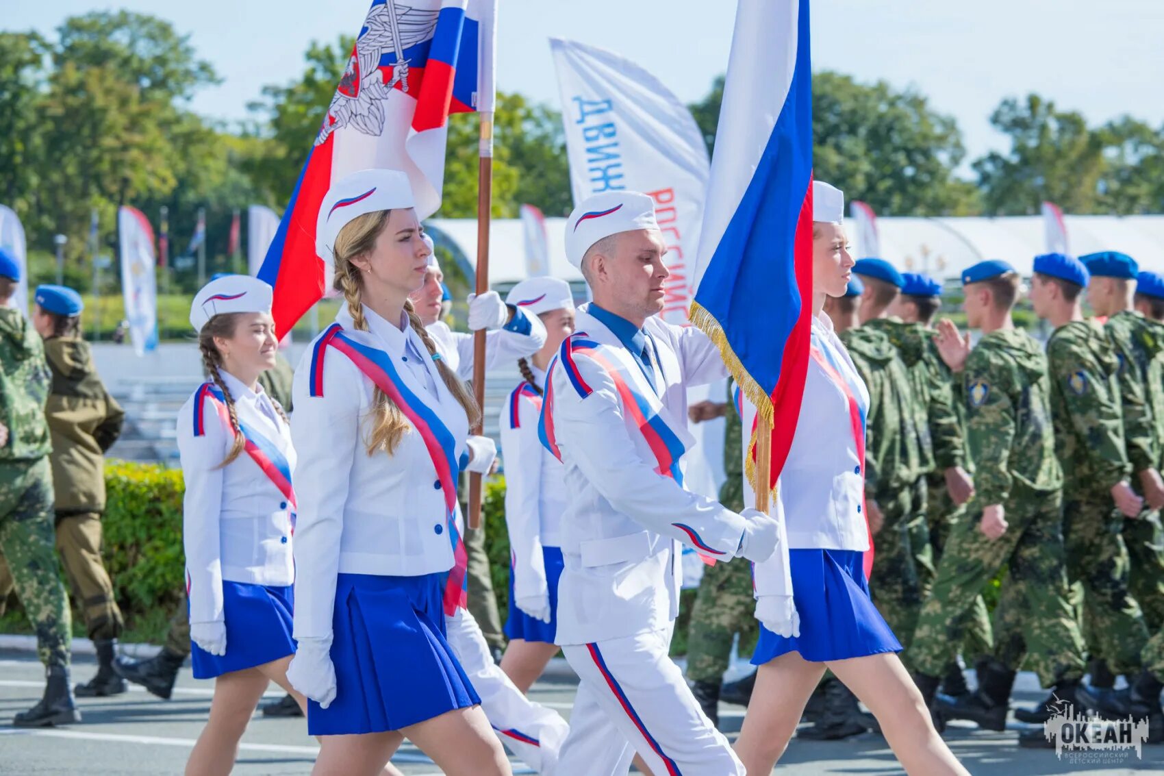 Национальные мероприятия в россии. День России парад. День России шествие. Флаг России на параде. Главный праздник России.