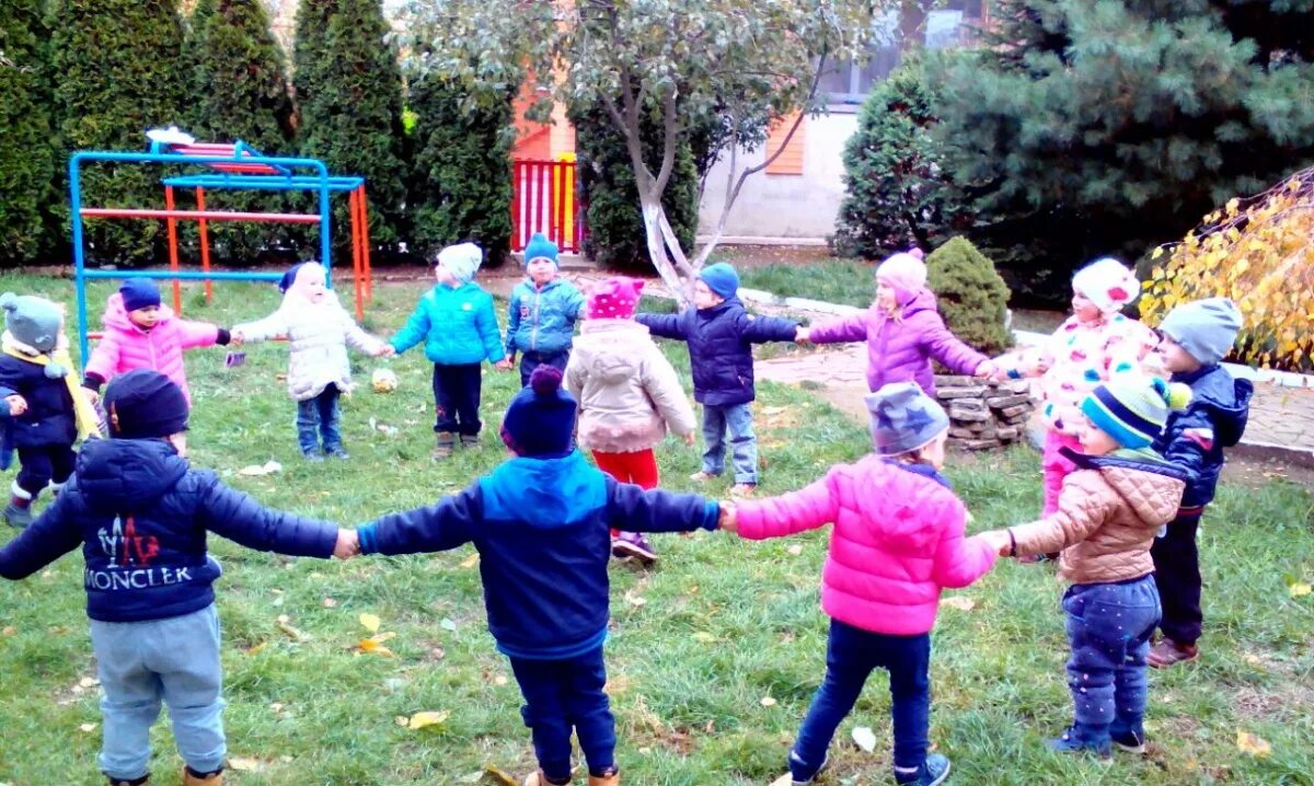 Прогулка игра второй младший. Игры на прогулке. Веселые игры на свежем воздухе. Прогулка на свежем воздухе в детском саду. Детские игры на улице.