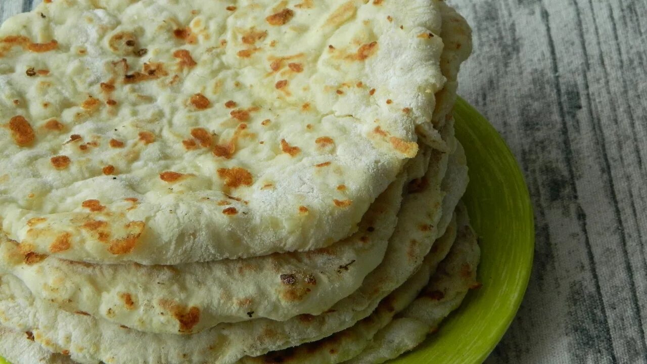 Лепешки на кефире с сыром и зеленым луком на сковороде. Лепешки на кефире с зеленым луком. Хычины. Карачаевские хычины. Грузинская лепешка с сулугуни.