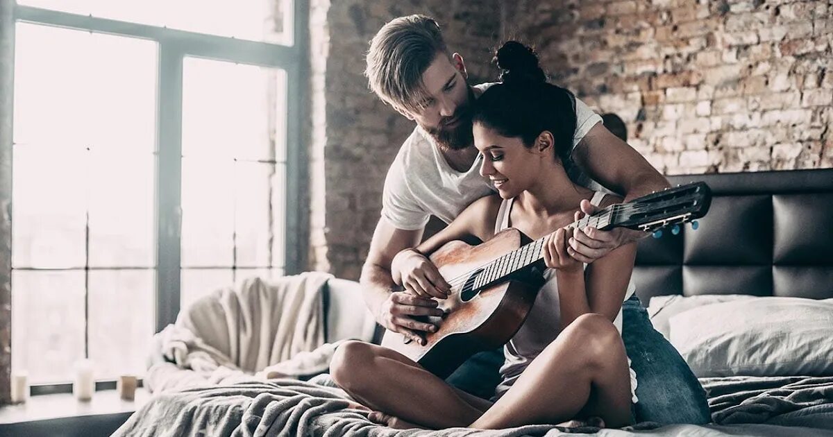 Девушка в наушниках на улице. Alexandra smelova. Мужчина играет в любовь. Девки любят песня. Девка в наушниках.