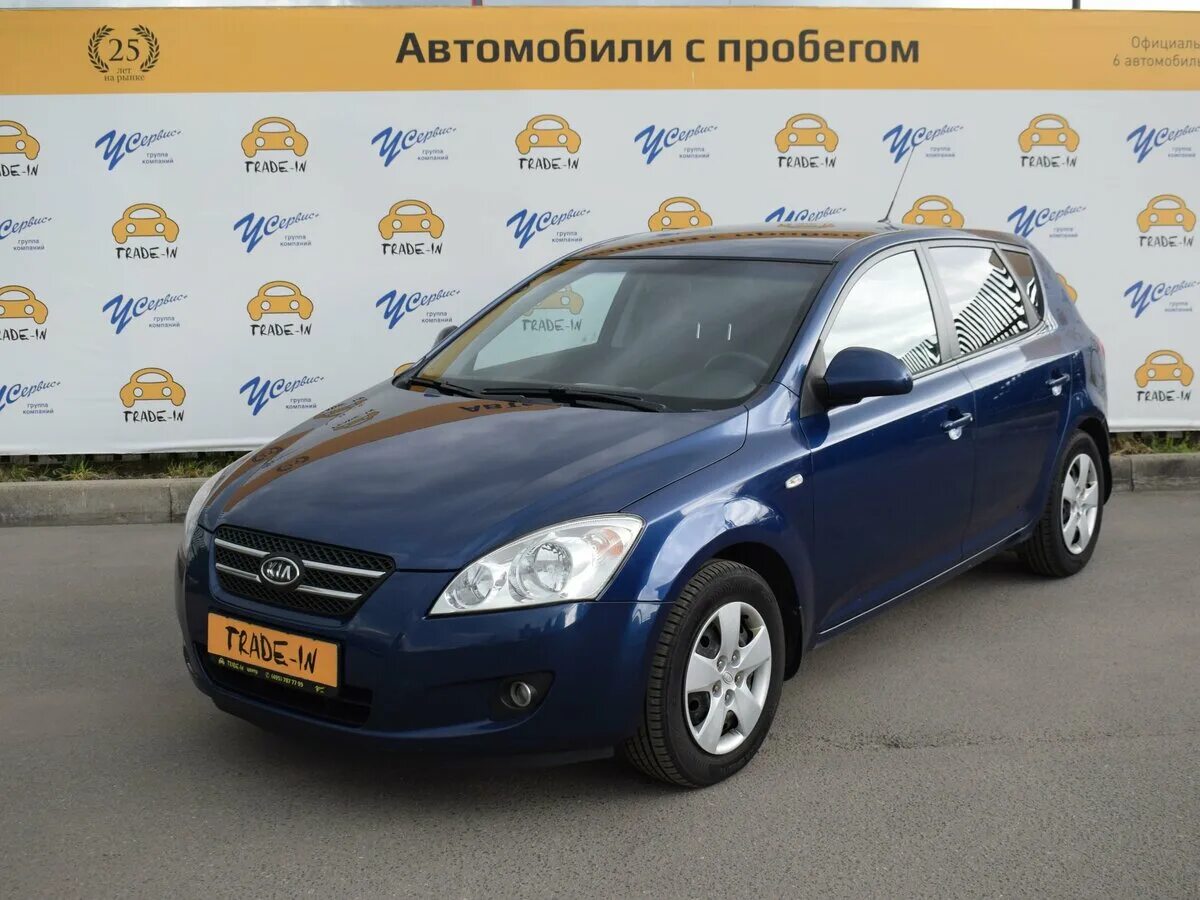хэтчбек с пробегом москве. Kia ceed 2011 хэтчбек красный. хэтчбек с пробегом москве. автосалон автомобилей с пробегом. мазда 303 старая.