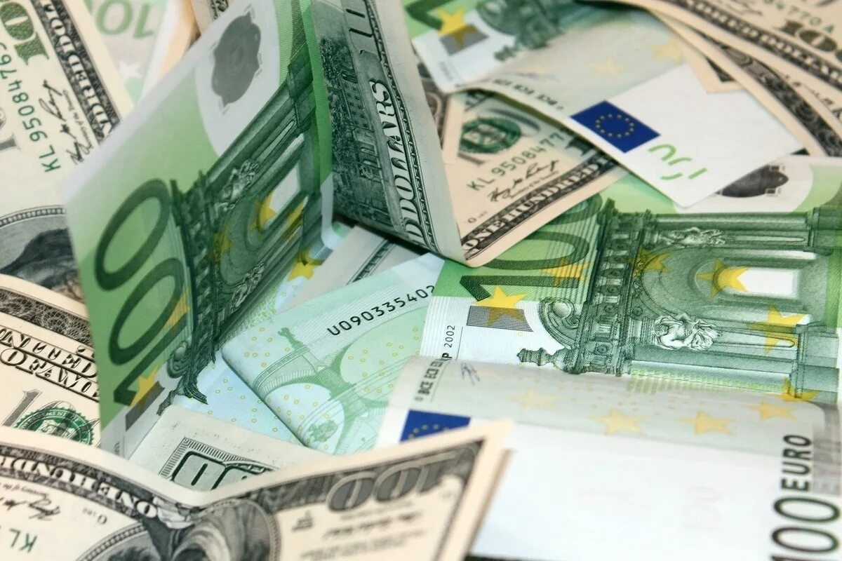 Покупка валюты лучшие. Доллар и евро. Деньги евро доллары. Наличные доллары и евро. Доллар евро рубль.