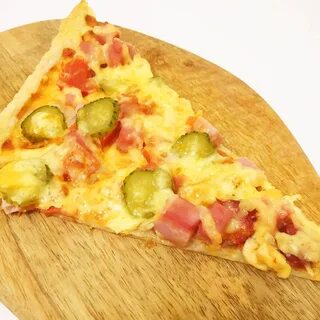 Пицца из слоеного теста с огурцами