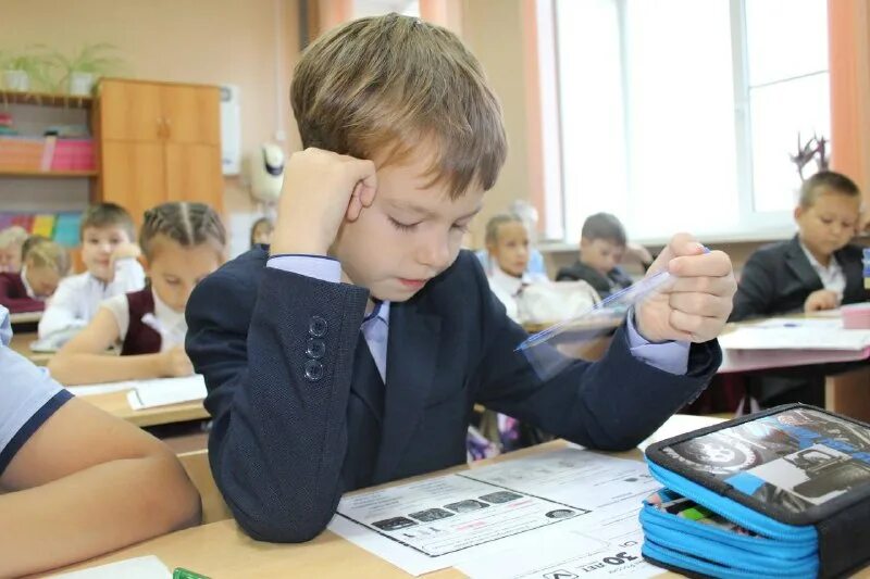 Школа первоклассника. Успешный школьник. Школьники младших классов. Школьники за партой. Начинается с учащегося.