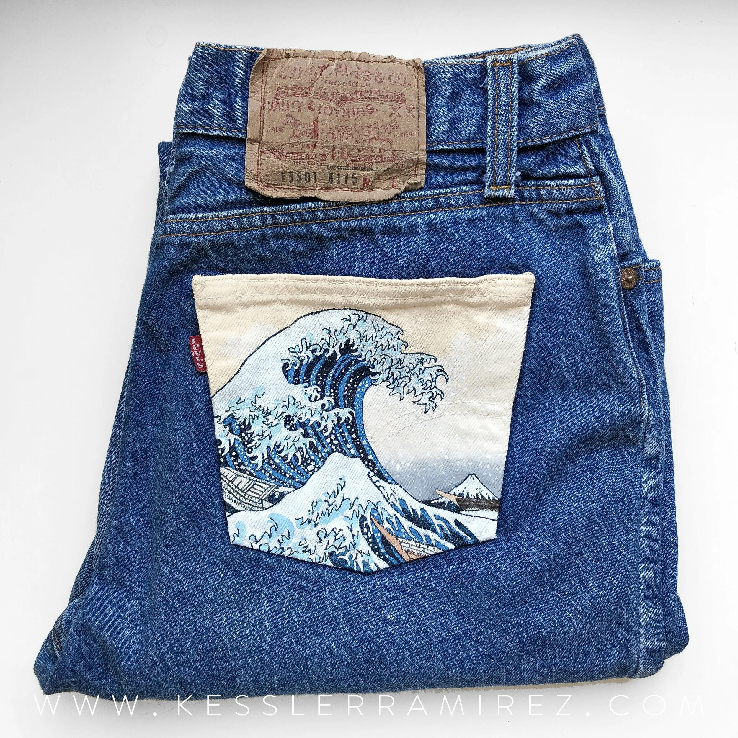 Расписные джинсы. Роспись на джинсах. Разрисованные карманы джинс. Рисование на карманах джинс. Карман джинсов рисунок