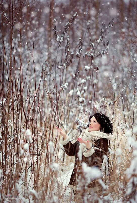 Снег юля. Фотосессия первый снег. Фотосессия первый снег девушки.