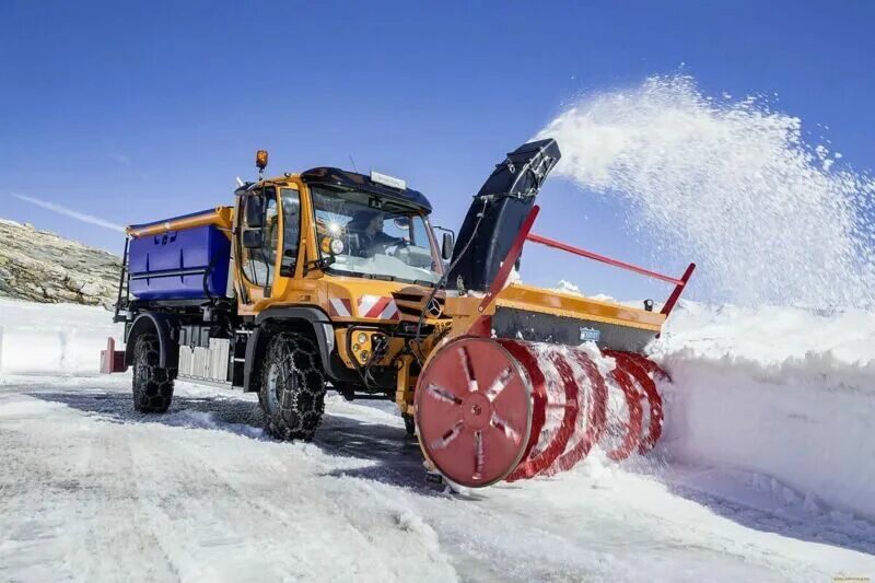 Рейтинг лучших снегоуборочных машин. Снегоуборочная машина mercedes-benz unimog. mercedes-benz снегоочиститель. специальная снегоуборочная техника mercedes unimog. мерседес унимог снегоуборочный.