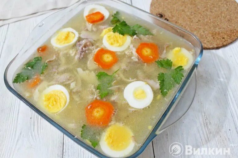 Бульон для заливного из курицы. Заливное с курицей. куриный холодец с желатином. заливное из курицы с желатином холодец. украшение заливного из курицы.