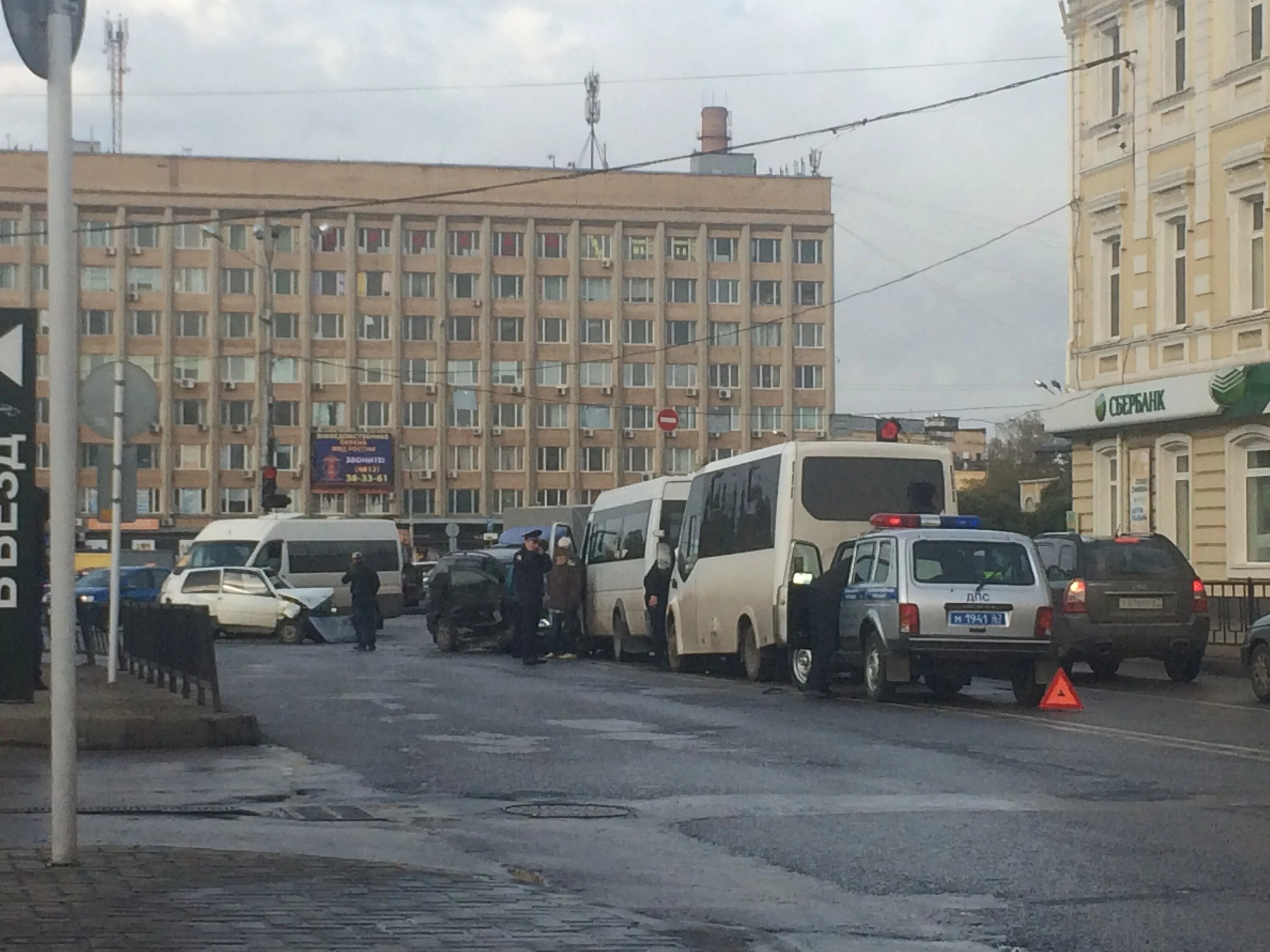 Колхозная площадь смоленск маршрутки. Колхозная площадь пермь. перекресток магазин на колхозной площади смоленск. боевая машина на колхозной площади.