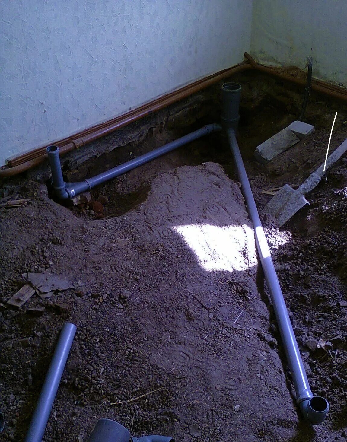 монтаж канализации в подвале. трубы канализации в частном доме. прокладка труб канализации в частном доме. проложить канализацию. труба под канализацию в частном доме.