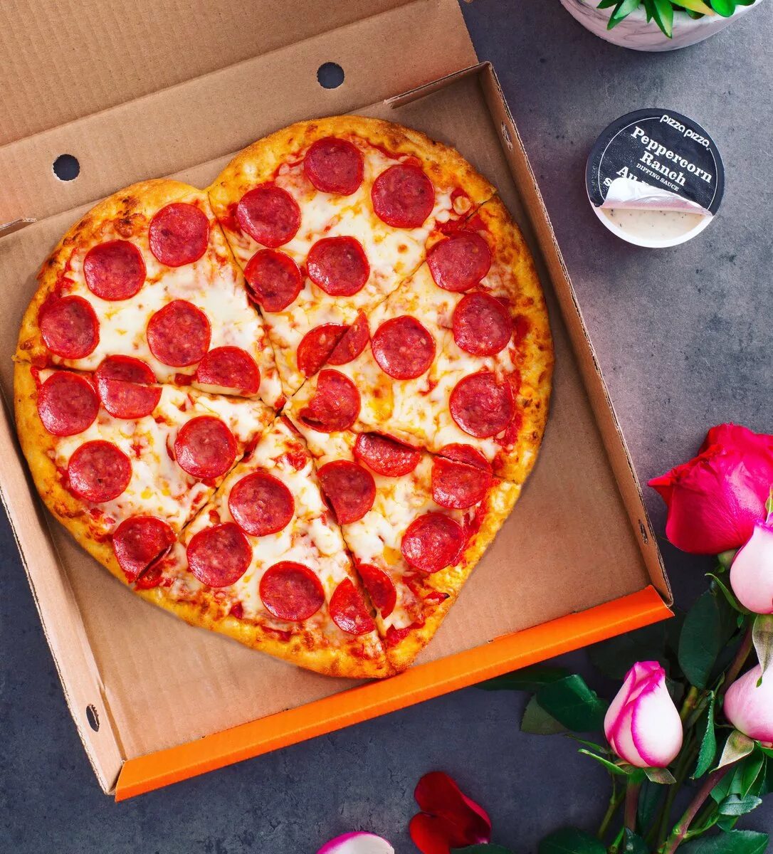 Додо пицца сердце. Пицца пепперони сердце. Пицца пепперони сердце Додо. Пицца в виде сердца. Пицца в форме сердца.
