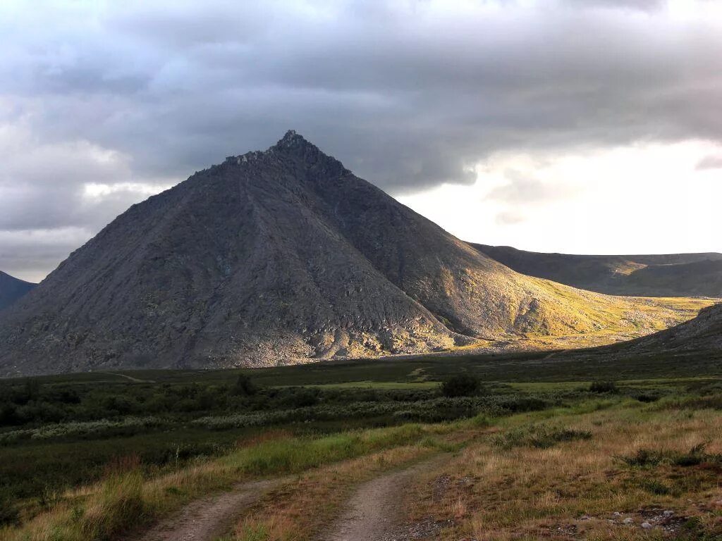 Непал гора аннапурна. 5 старых гор. Горы чорух дайрона. Древние горы. Осыпающиеся старые горы.