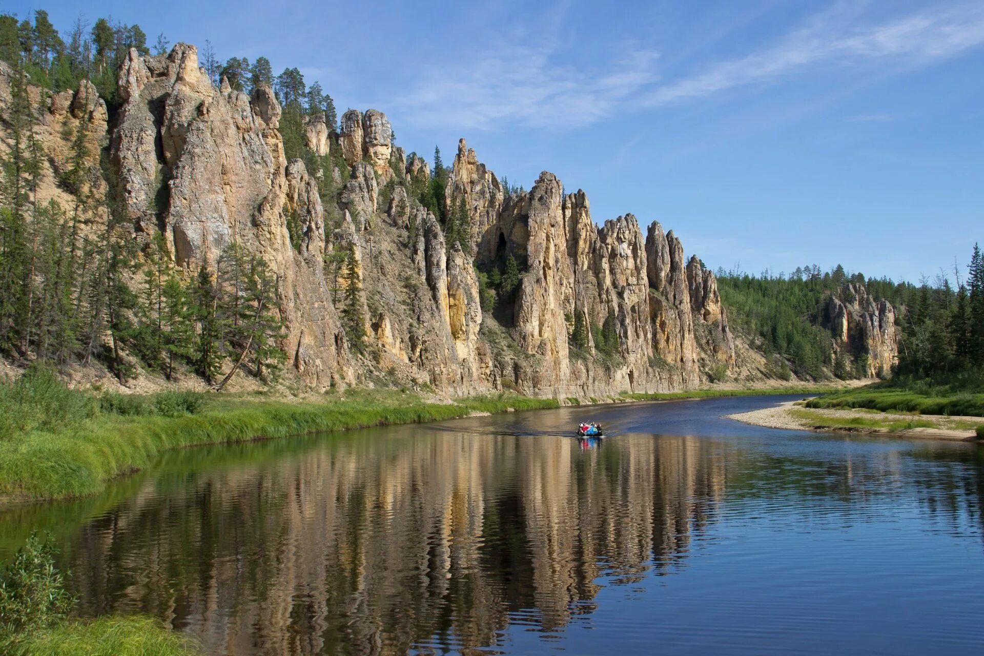 Фото республики саха якутия. Река Буотама Якутия. Якутия река синяя Синские столбы. Река синяя Якутия сплав. Ленские столбы сплав Якутия.