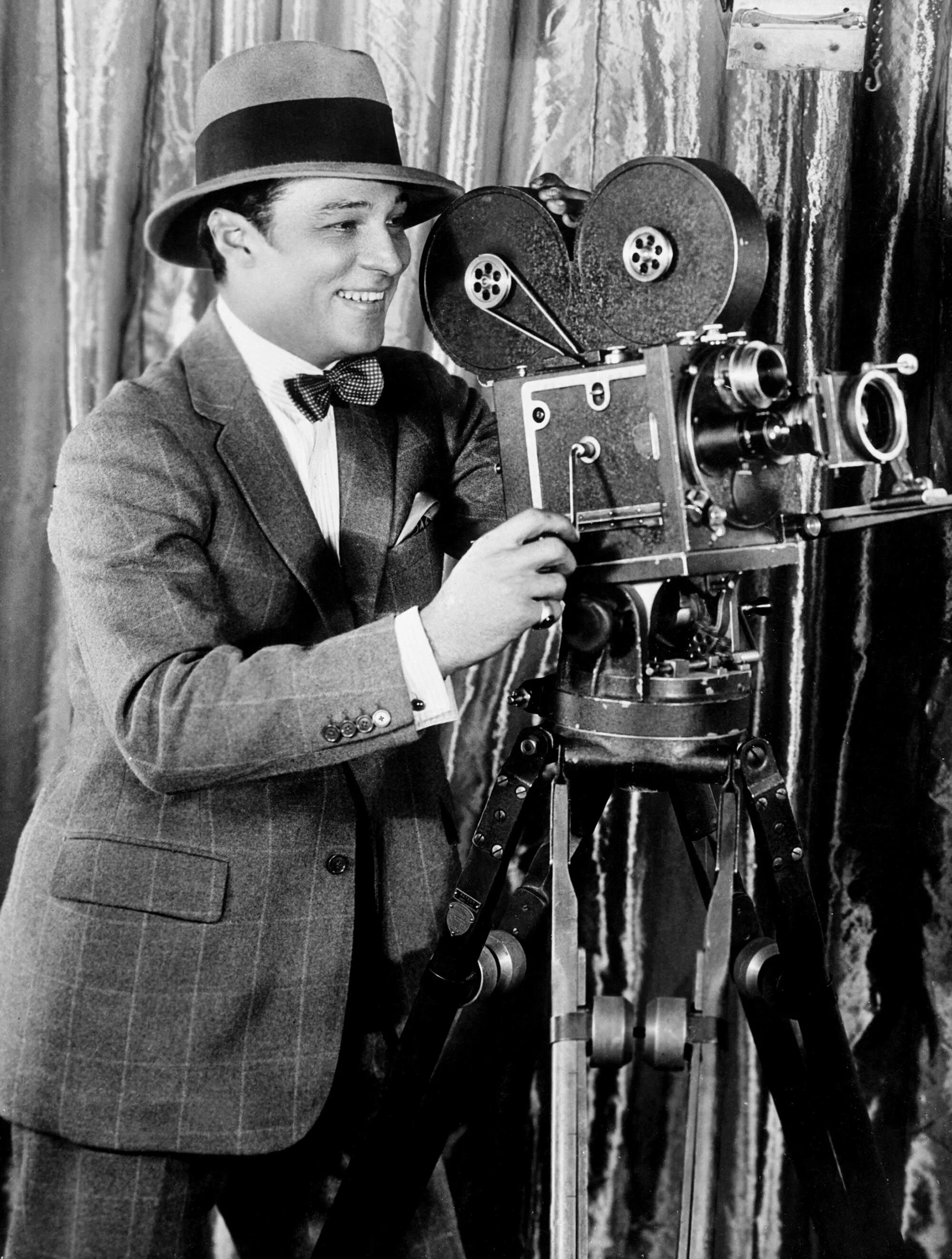 Камера 20х. Голливуд 1920е Чаплин. Голливуда Рудольфо Валентино. Чарли Чаплин с кинокамерой.
