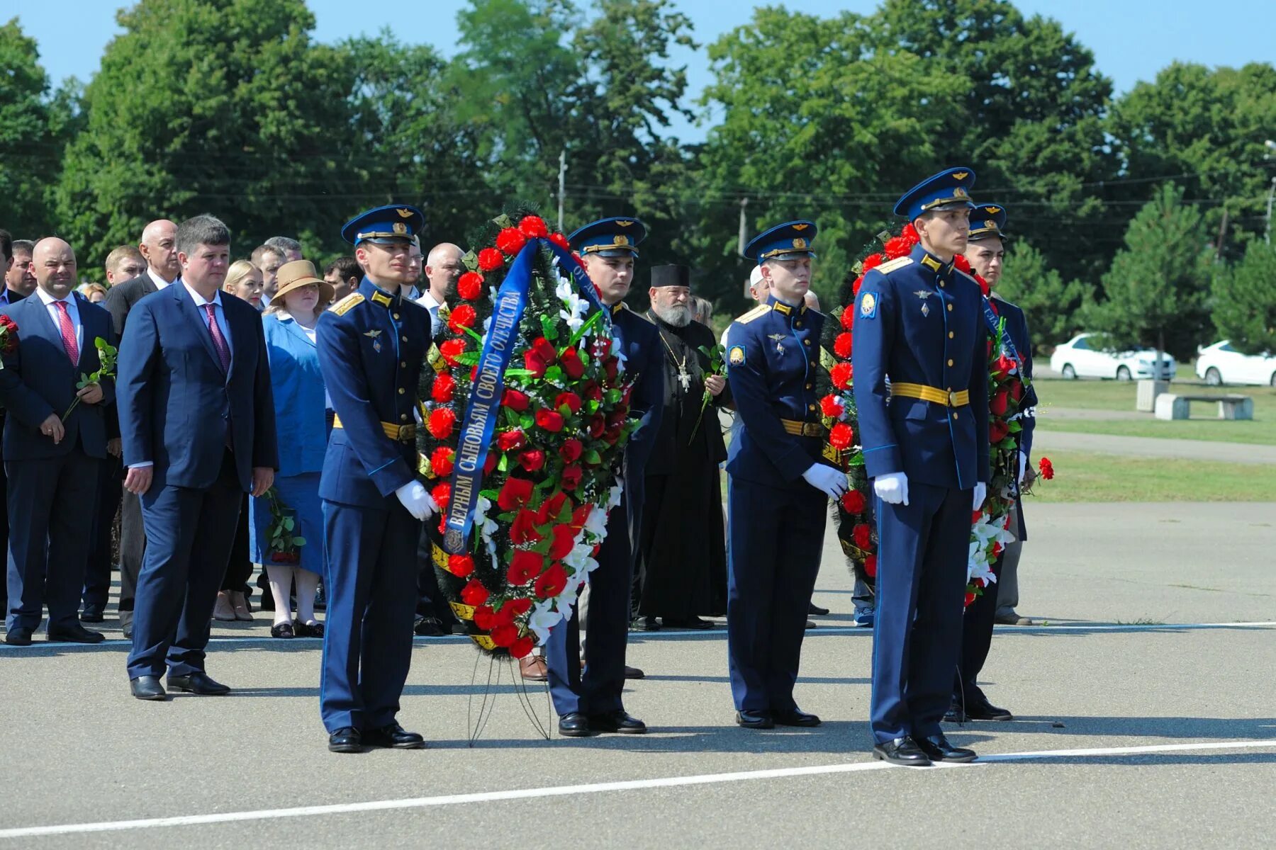 Майкоп вчера. Возложение цветов в Омском парке культуры. Смоленск мемориал памяти. Мемориалы Смоленщины. День города Майкоп 2023.