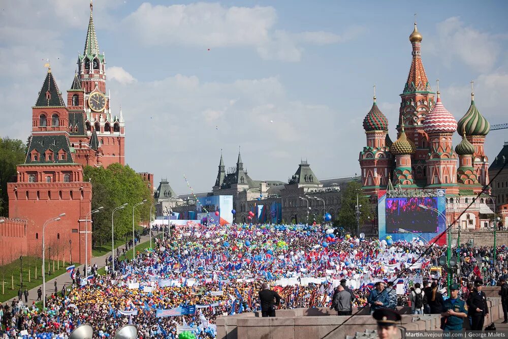 Толпа на красной площади. Красная площадь много народу. Народ на красной площади. Красная площадь много людей. Городское население москвы