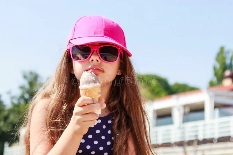 Девочки подростки с мороженным. Девушка с мороженым. Девочка ест мороженое. Девушка лето мороженое.