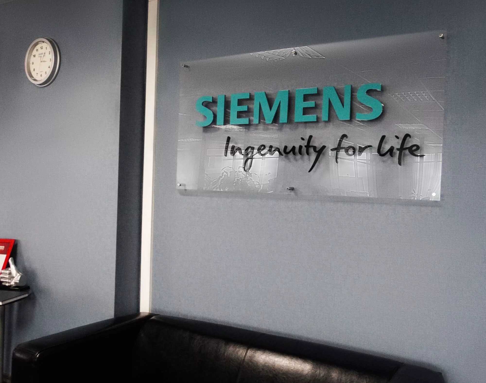 Вывески внутри помещения. Вывеска на ресепшн на стену. вывеска в офис на стену. вывеска внутри офиса. вывеска на ресепшн с подсветкой.