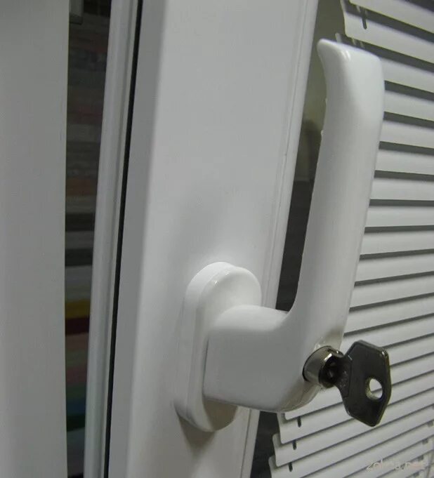 Купить детские замки. Оконный замок Baby safe Lock белый. Детский замок на пластиковые окна. Окно в замке. Ручка с блокиратором для окна.