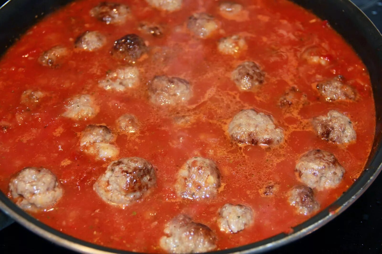 Тефтели в томатном соусе в духовке итальянские. Тефтели в томатном соусе в кастрюле. Тефтели с рисом с подливкой на сковороде. Тефтели в томатном соусе на сковороде.