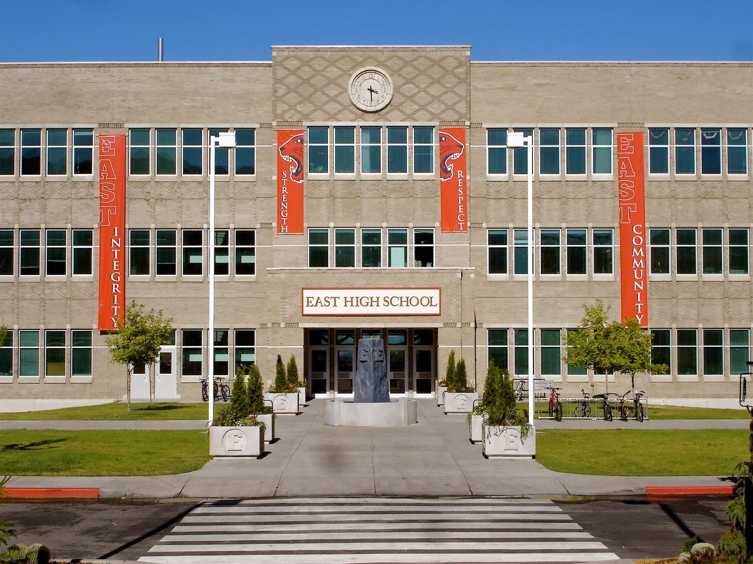 High school of s. East High School Альбукерке. Солт Лейк Сити школы. East High School Salt Lake City. Нортбург США High School.