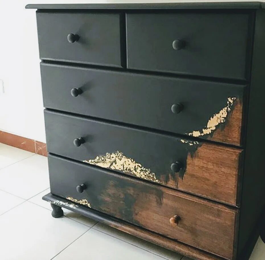 Декупаж мебели в темных тонах. Как перекрасить темную мебель. Перекраска мебели. Зелёный комод в интерьере. Перекраска лаковой мебели.