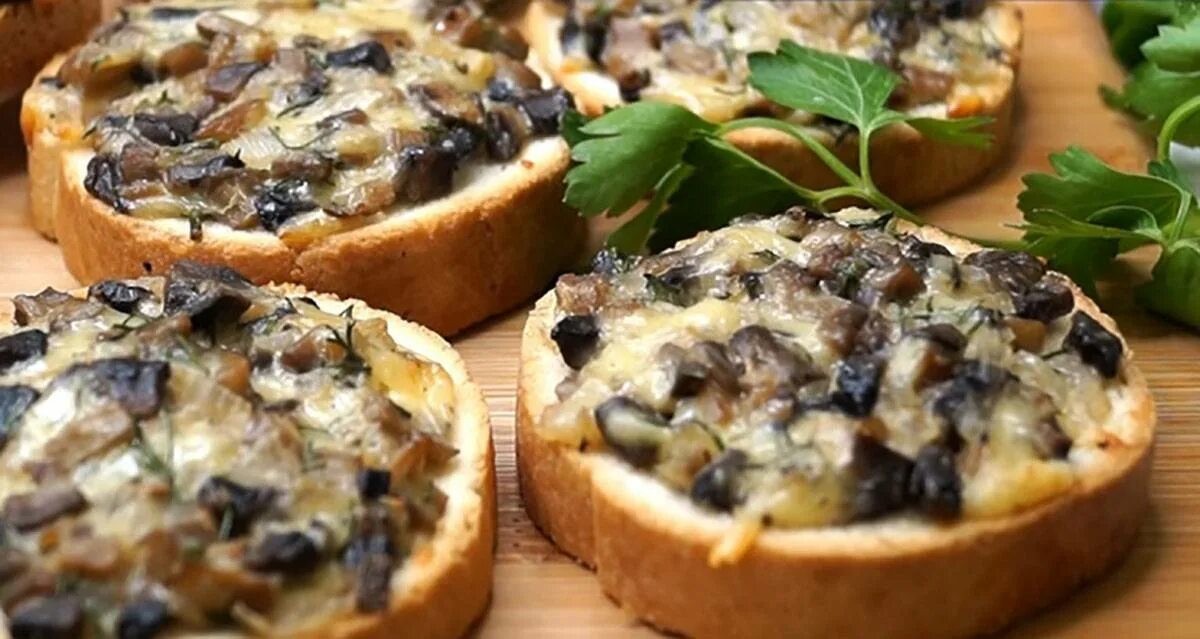 Бутерброды с грибами. Бутерброды с сыром и грибами в духовке. Горячий бутерброд с шампиньонами и сыром. Горячие бутерброды с грибной икрой и сыром в духовке. Бутерброды с грибами.