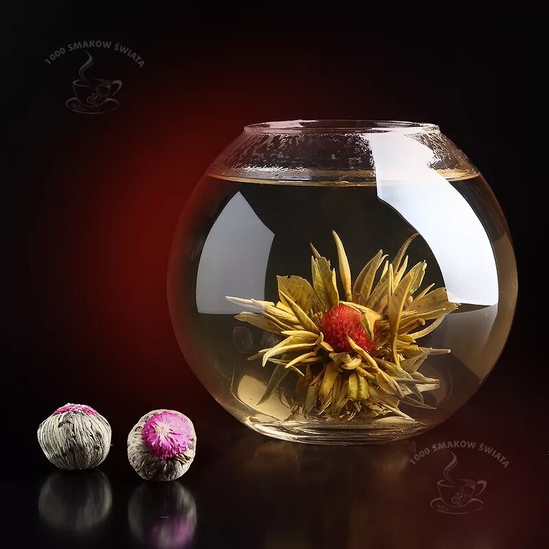 Китайский чай в шариках. Жасминовый личи связанный чай. Чай цветок личи. Зеленый чай цветок распускается.