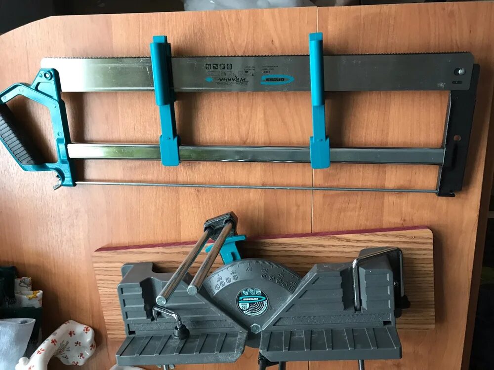 Стусло видео. Стусло магнитное nobex 505, поворотное. Стусло своими руками. Стусло для резки потолочных плинтусов. Стусло для широких потолочных плинтусов 250мм.